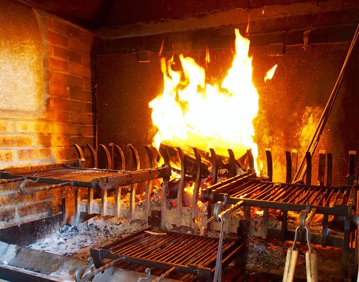 Cheminée traditionnelle pour les grillades
