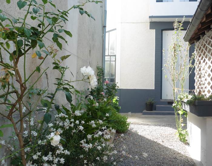 Gîte La Petite Maison - la cour fleurie