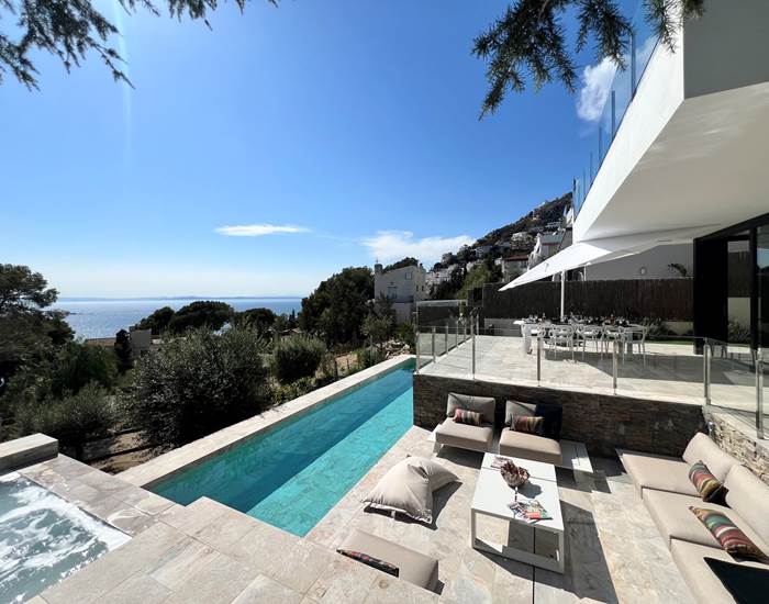 Jacuzzi à débordement sur la grande piscine 9,60 x 2,50m