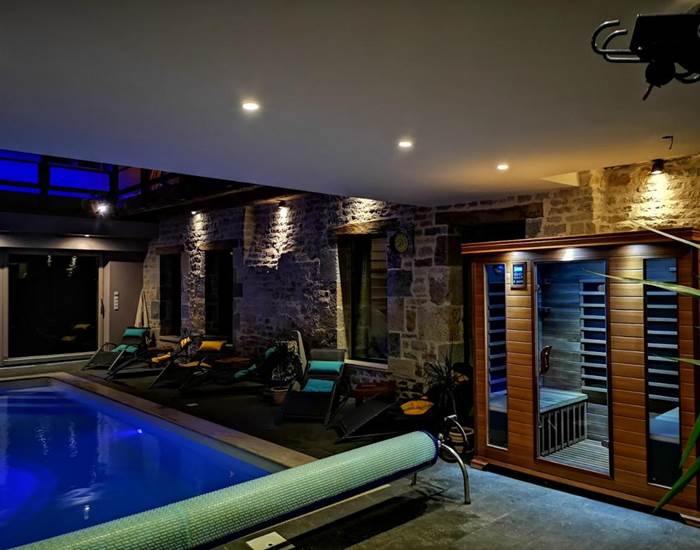 Plongez dans une expérience de détente absolue à notre piscine intérieure et notre sauna