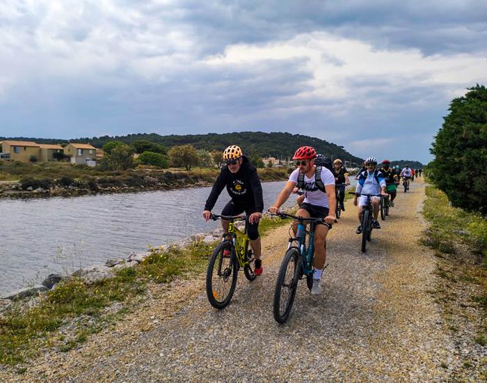 Balade en VTTAE pour un groupe autour des étantgs de Gruissan