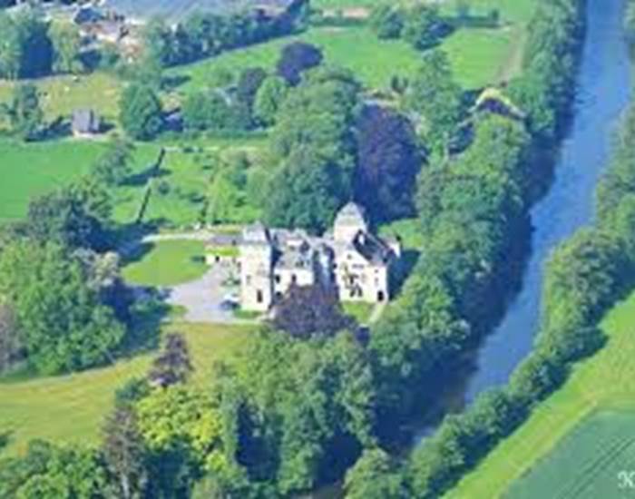 Le château de Lassus logé dans la verdure