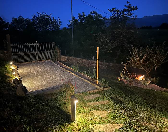 Le boulodrome est éclairé pour jouer la nuit