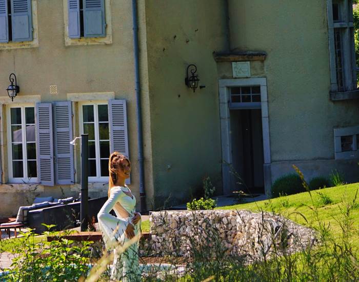 Pose photo d'une miss sur la terrasse du Manoir du Colombier
