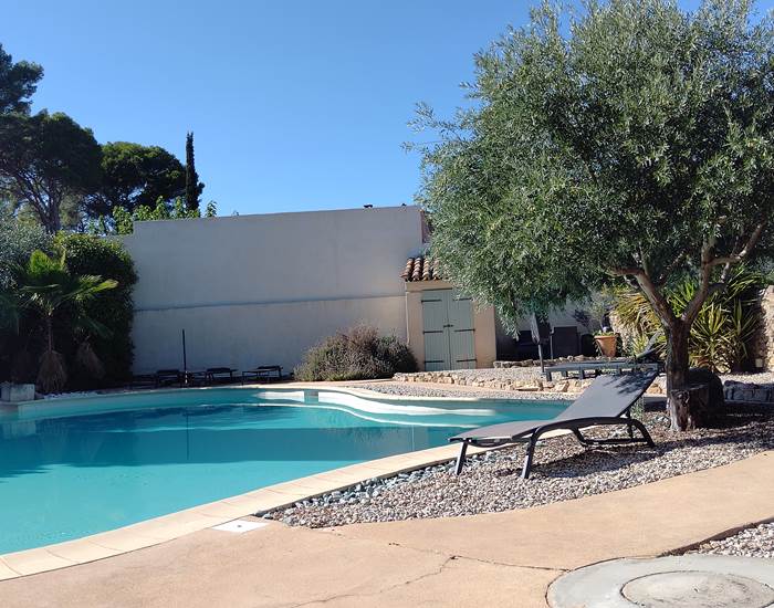 Se détendre au bord de la piscine du Coq du Nord-Mailhac