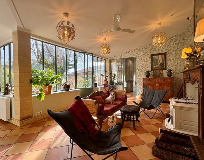 Le salon d'été dans la véranda avec vue sur le jardin