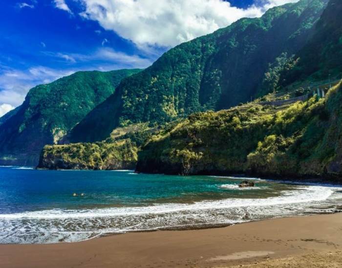Plage de sable noir Seixal