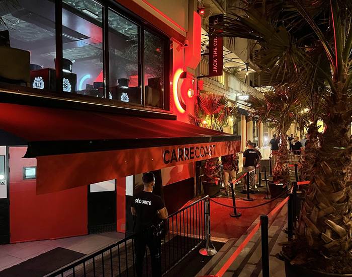 La Discothèque Carré Coast au pied du Victoria Surf côté plage