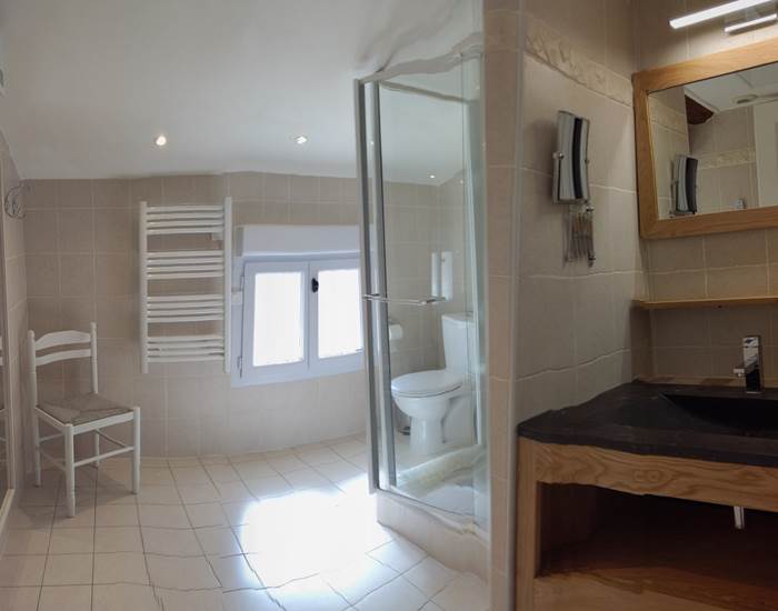 Salle de bain avec douche