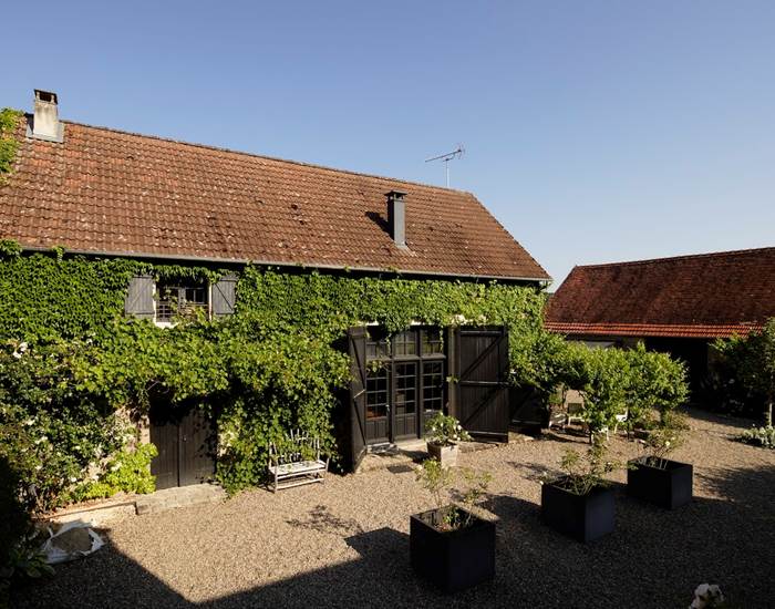 L'Oustal : entrée côté cour de ferme