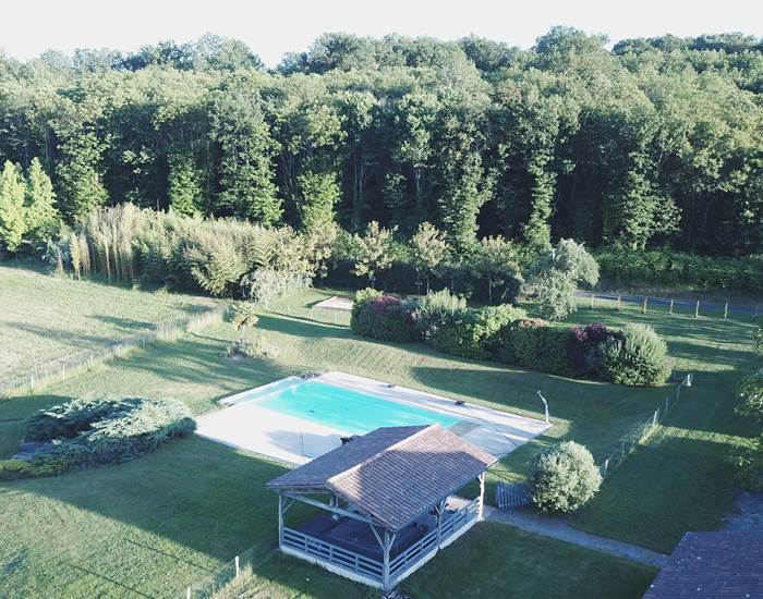 DOMAINE DU CHAMP DE L'HOSTE - maison d'hôtes à Larzac 24170 - piscine - Dordogne - Vue du ciel.
