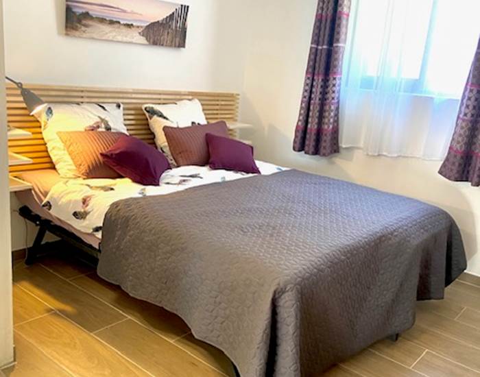 2e chambre aménagée avec 2 lits rapprochés