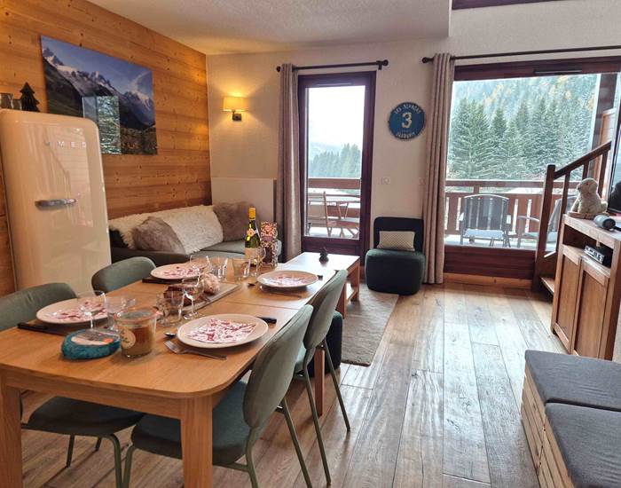Grand séjour cuisine avec vue dégagée sur les montagnes