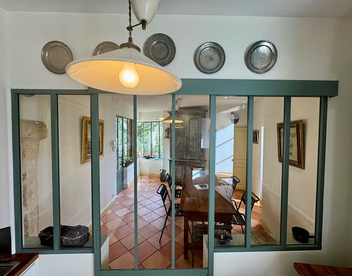 La salle à manger, vue de la cuisine
