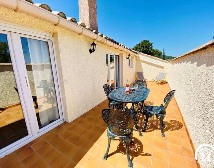 Détente sur la terrasse du gîte "Le Coq du Nord-Mailhac"