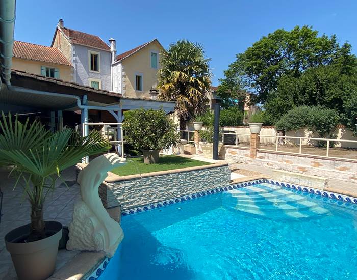 Piscine d'été réservée à la clientèle de l'hôtel