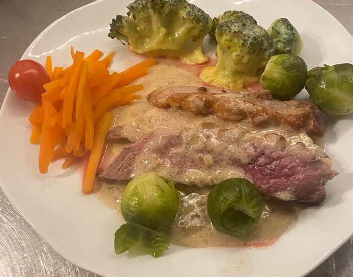 Magret de canard sauce échalotes