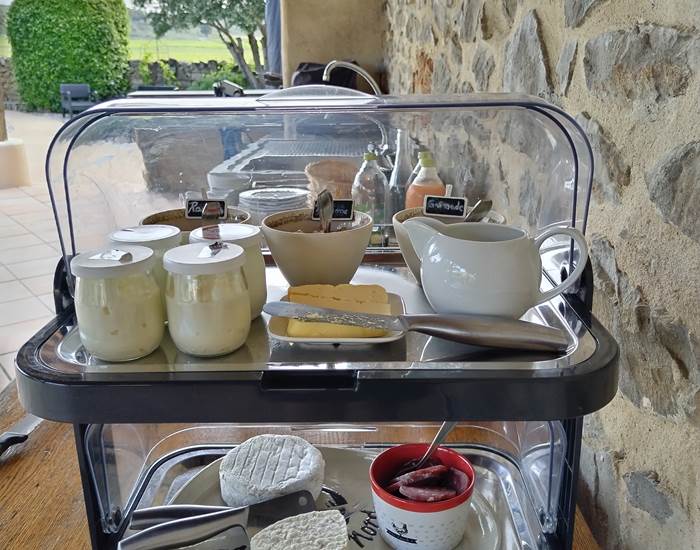 Petit-déjeuner local et maison aux chambres d'hôtes du Le Coq du Nord-Mailhac