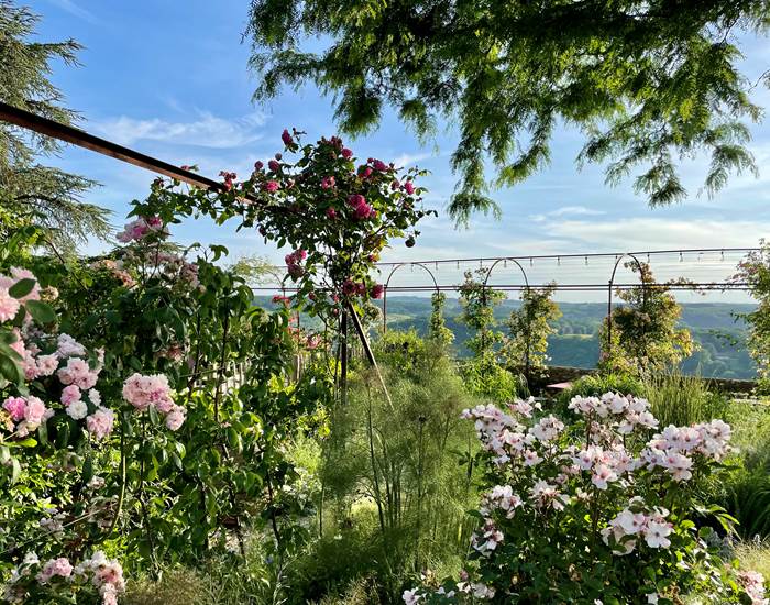 Le jardin et la vue panoramique sur la campagne