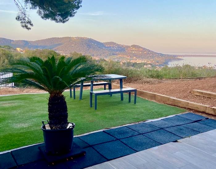 Terrasse privative vue mer et collines