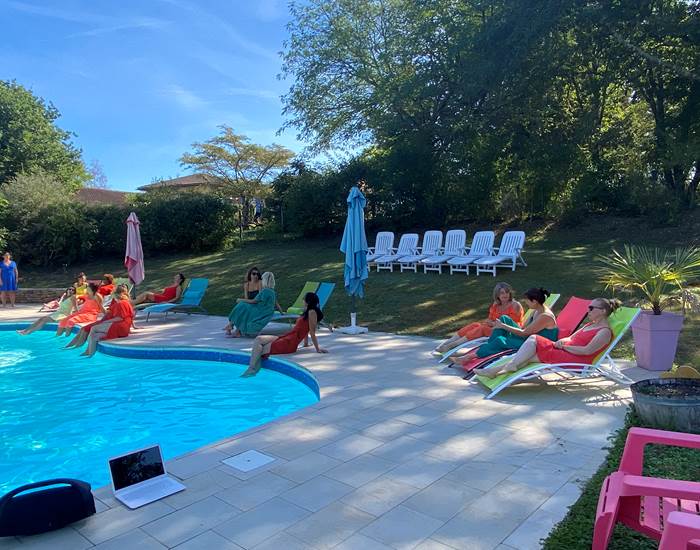 Stage de danse répétitons au bord de la piscine des gîtes