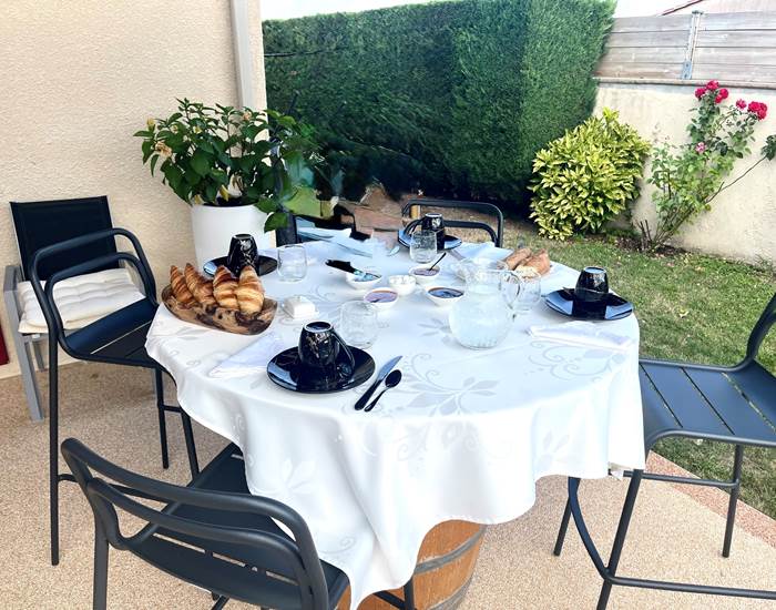 petit-dejeuner-exterieur-viennoiseries-cafe-jardin_mas-des-anges_soussans-margaux.jpg