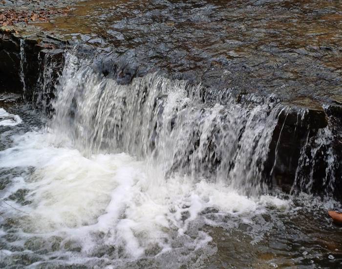 Une des nombreuses cascades de la promenade
