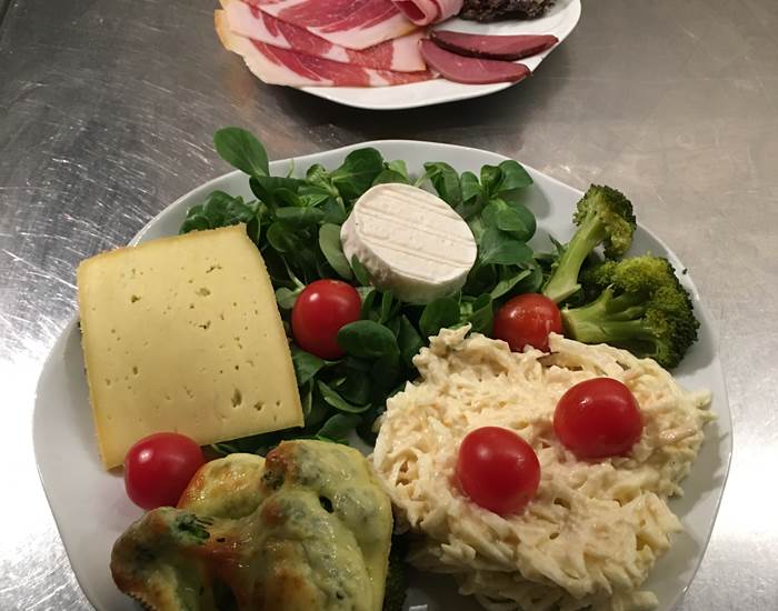 Salade composée et charcuterie quercynoise