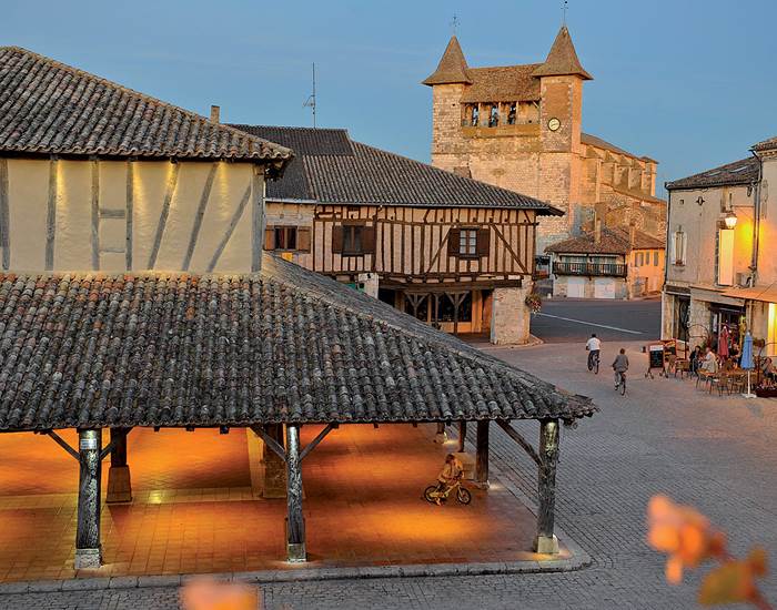 Villeréal: halle et église de nuit-page