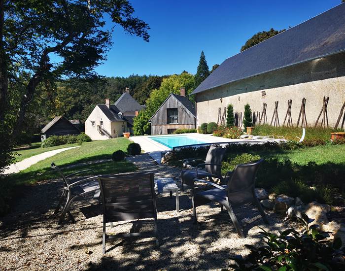 la-verrerie-d-ivoy-la-piscine-ouverte-en-période-estivale