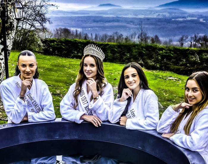 Détente au Bain nordique avec vue sur les montagnes du Bugey – Manoir du Colombier