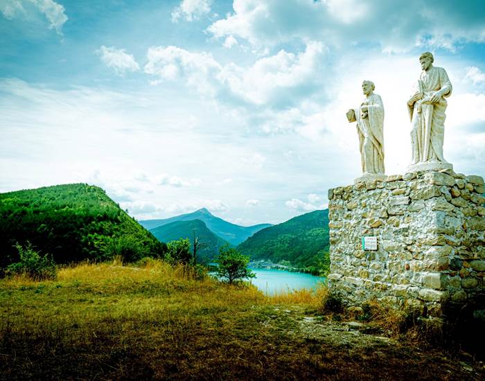 vue sur le lac de castillon alimenté par le verdon