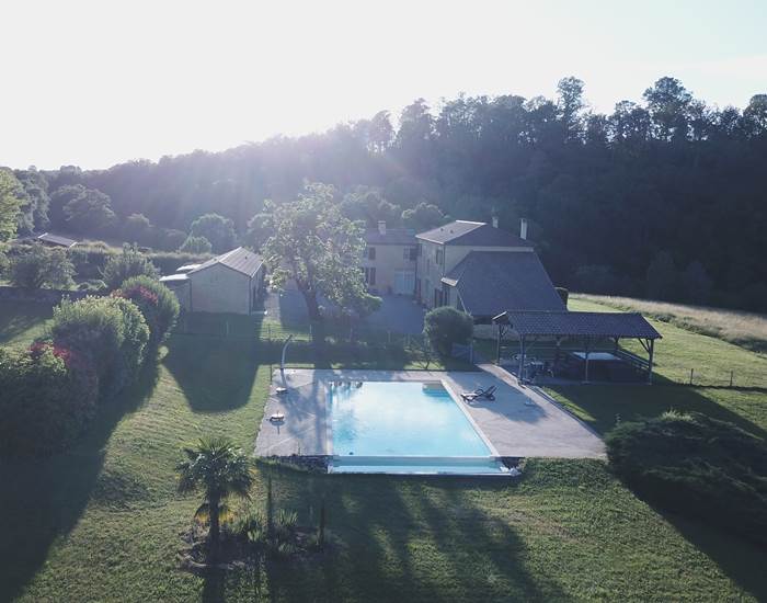 DOMAINE DU CHAMP DE L'HOSTE - maison d'hôtes à Larzac 24170 - piscine - Dordogne - Vue du ciel.