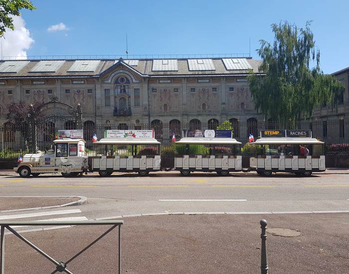 photo train devant musée