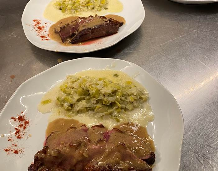 Magret de canard sauce échalote et sa fondue de poireaux