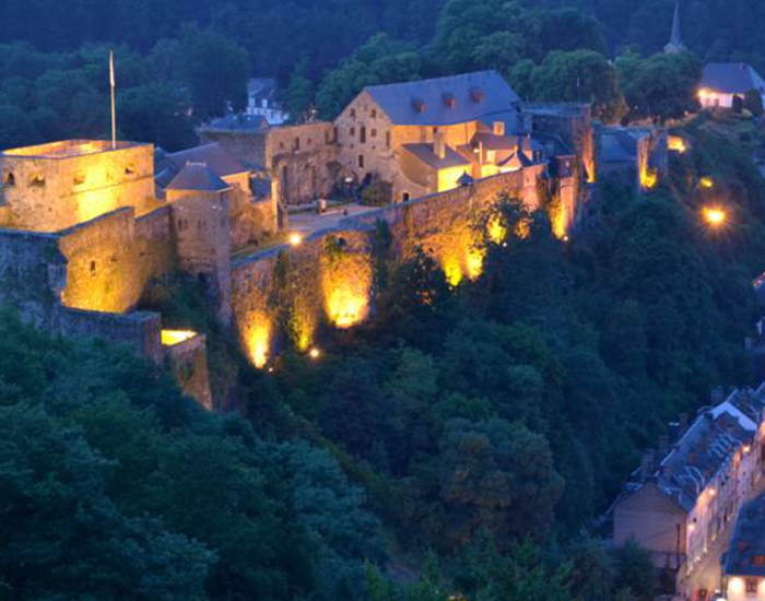Le château fort et ses illuminations nocturnes (© G. OLIVIER)