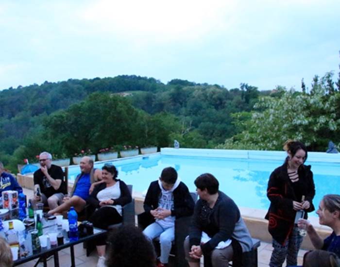 Apéritif au bord de la piscine de la villa