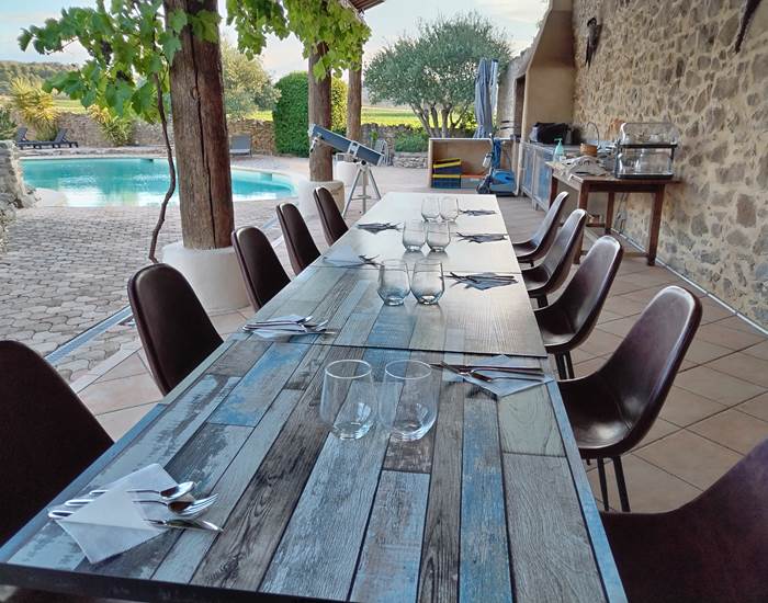 Cadre enchanteur pour les petits déjeuners et table d'hôtes