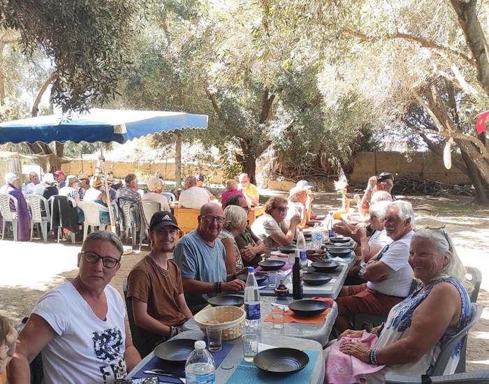 Repas sous les oliviers