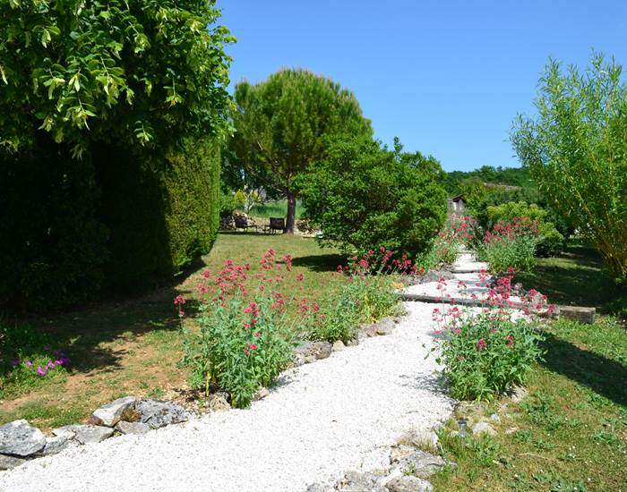 chemin menant à la piscine