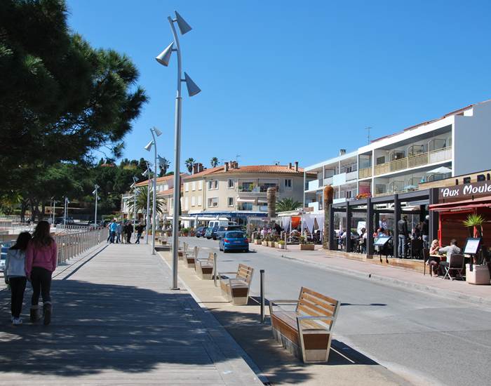 Restaurants face au port de Carqueiranne