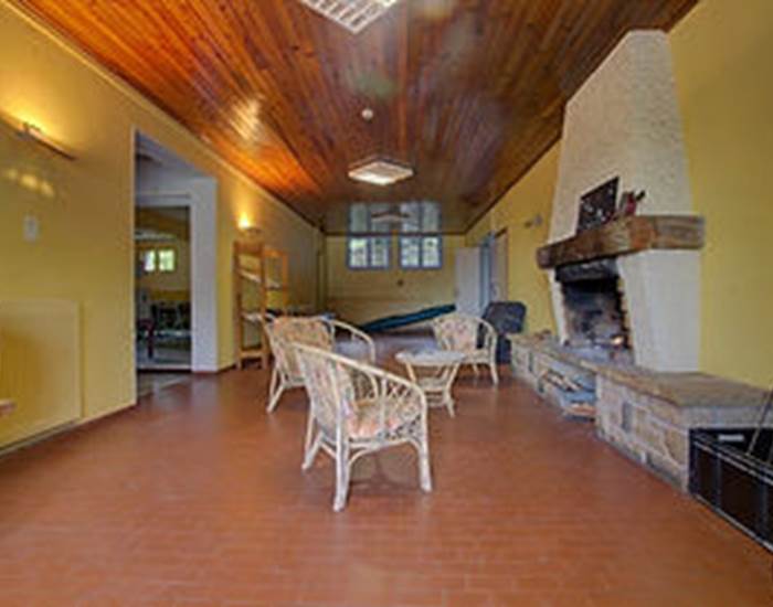 Hall d'accueil avec sa cheminée