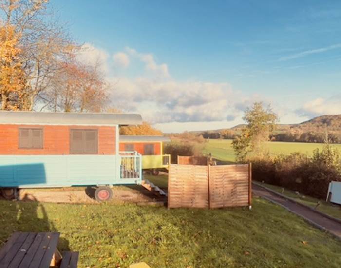 roulottes-colorées-hebergement-insolite-grand-est-domaine-des-droles-de-dames.jpg-Roulottes colorées du Domaine des Drôles de Dames, hébergement insolite dans le Grand Est