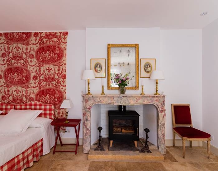 Une chambre avec salle de bain en suite