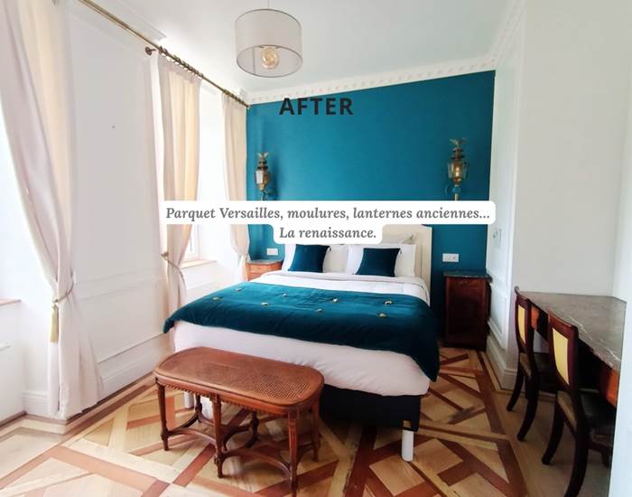 Chambre parentale rénovée avec parquet Versailles et moulures, gîte de charme Bugey.