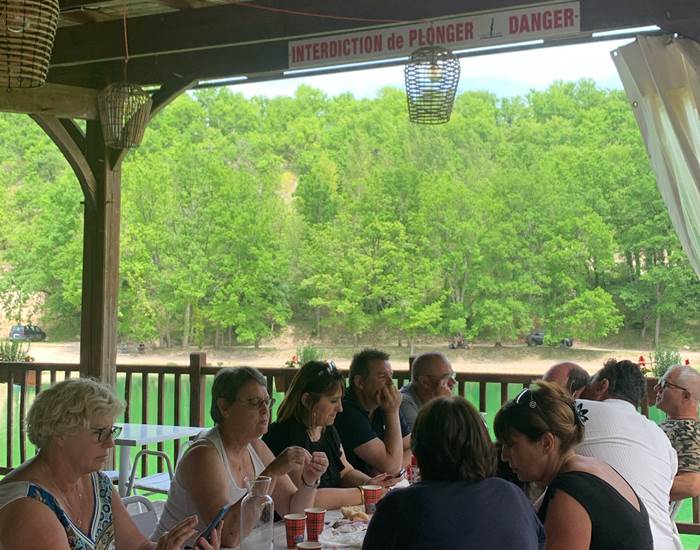 Partagez un moment à La cabane autour d'un dîner