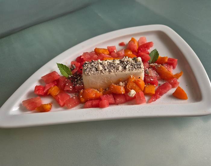 glace agrémentée de dés de pastèque et d'abricot