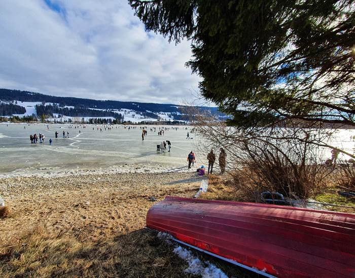 Patinoire à ciel ouvert sur le lac de Joux