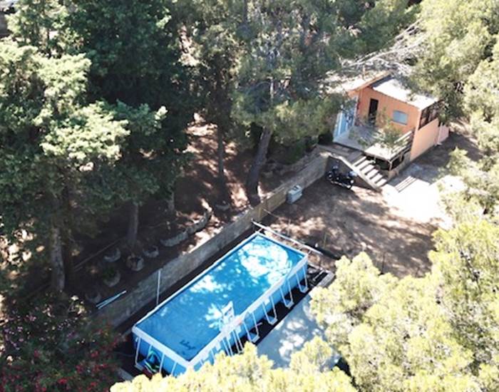 Le Cabanon et la piscine au sein de la pinède