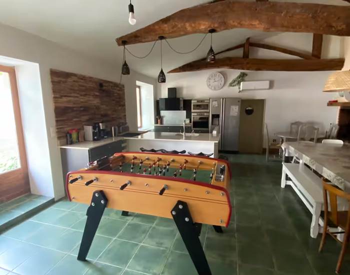 Grande cuisine ouverte avec baby-foot